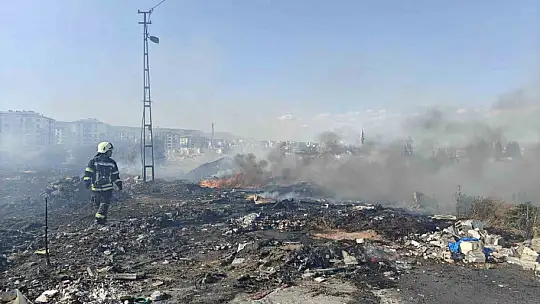 Boş arazide çıkan atık yangını söndürüldü