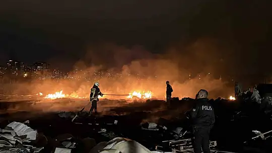 Boş arazide çıkan yangın müstakil eve sıçramadan söndürüldü