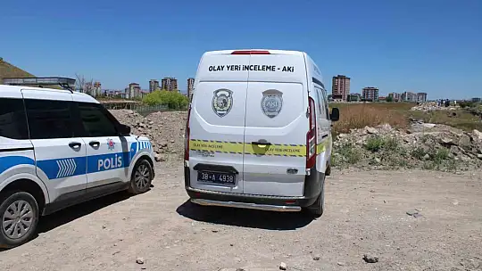Boş arazide erkek cesedi bulundu