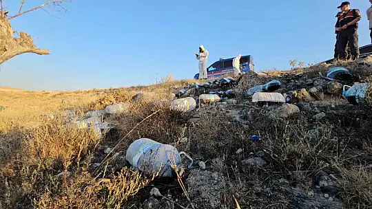 Boş arazideki siyah sıvı dolu bidonlar ekipleri harekete geçirdi