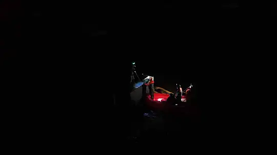 Botla açıldıkları gölde mahsur kaldılar: 2 saatlik çalışmayla kurtarıldılar
