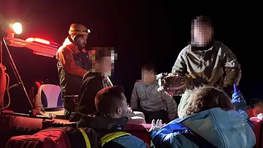 Botla açıldıkları gölde mahsur kaldılar: 2 saatlik çalışmayla kurtarıldılar