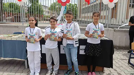 Bu kitabın 100 yazarı var