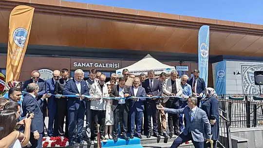 Bu sergide eserlerin kokusu misafirleri karşıladı