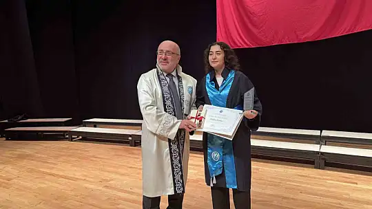 Bu üniversite kep atmıyor şed kuşanıyor