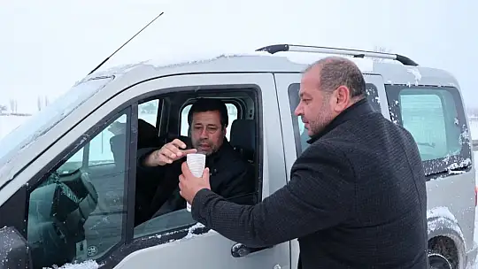 Bünyan Belediyesi kar mesaisindekilerin içini ısıttı