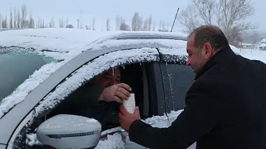 Bünyan Belediyesi kar mesaisindekilerin içini ısıttı