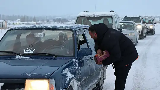 Bünyan Belediyesi kar mesaisindekilerin içini ısıttı
