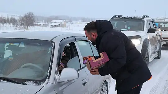 Bünyan Belediyesi kar mesaisindekilerin içini ısıttı