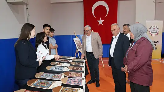 Bünyan Fen Lisesi'nde düzenlenen TÜBİTAK Bilim Fuarı'na yoğun ilgi