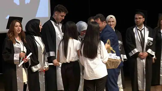 Bursa İl Emniyet Müdürü Gökce kızına diplomasını elleriyle verdi