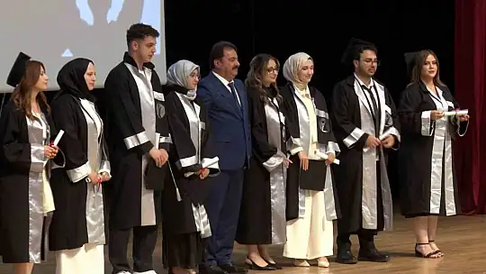 Bursa İl Emniyet Müdürü Gökce kızına diplomasını elleriyle verdi