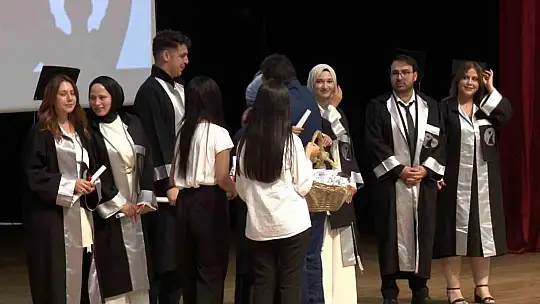Bursa İl Emniyet Müdürü Gökce kızına diplomasını elleriyle verdi