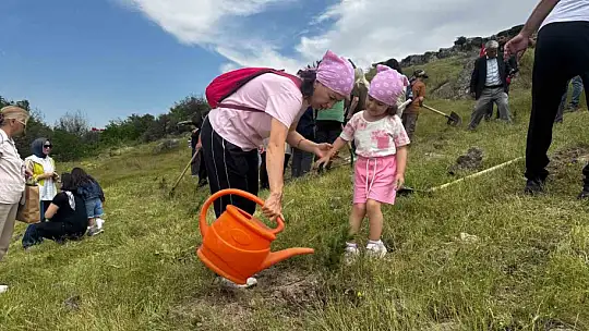Büyükşehir, 300 fidanı toprakla buluşturdu