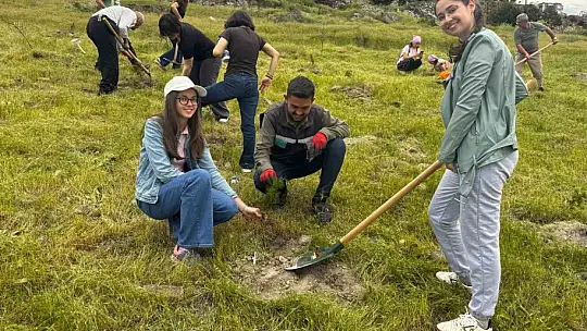 Büyükşehir, 300 fidanı toprakla buluşturdu