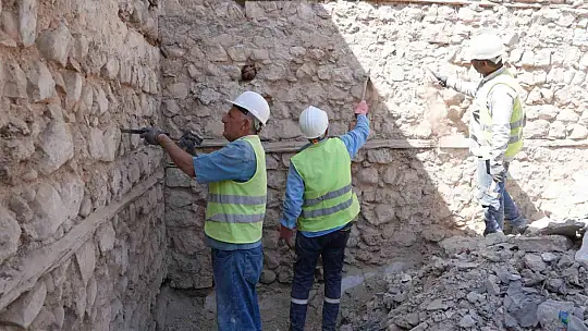 Büyükşehir, 6 şubat depremlerinden etkilenen tarihi Boğazkesen Camii'nin yaralarını sarıyor