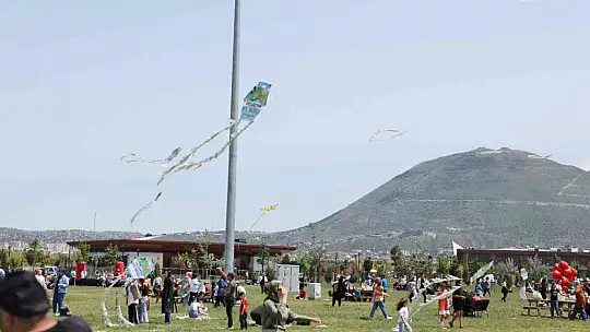 Büyükşehir, baharın renklerini uçurtmalarla gökyüzüne yansıttı