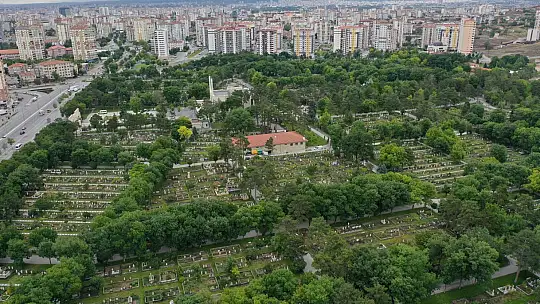 Büyükşehir Belediyesi, mezarlıkları bayram ziyaretine hazırladı