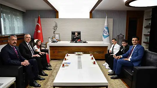 Büyükşehir'de başkanlık koltuğuna minik Zeynep oturdu