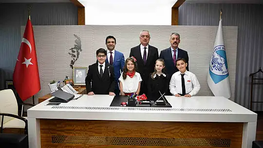 Büyükşehir'de başkanlık koltuğuna minik Zeynep oturdu