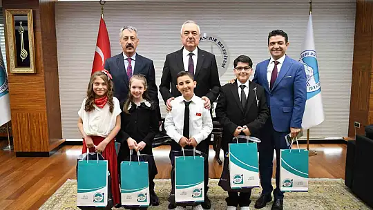 Büyükşehir'de başkanlık koltuğuna minik Zeynep oturdu