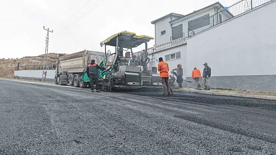 Büyükşehir'den Özvatan Küpeli Mahallesi'nde 5 bin 300 ton sıcak asfalt ile konforlu ulaşım