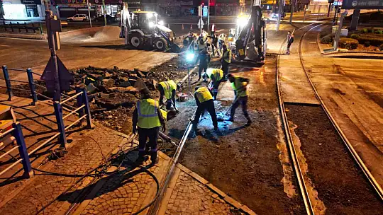 Büyükşehir'den raylı sistem güzergahında gece boyu bakım çalışması
