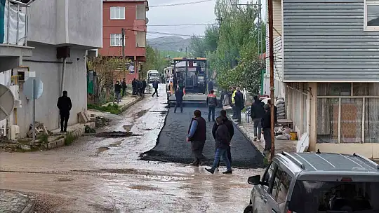 Büyükşehir'den Sarız'daki 1,3 kilometrelik ana arterde yol yapım ve sıcak asfalt çalışması