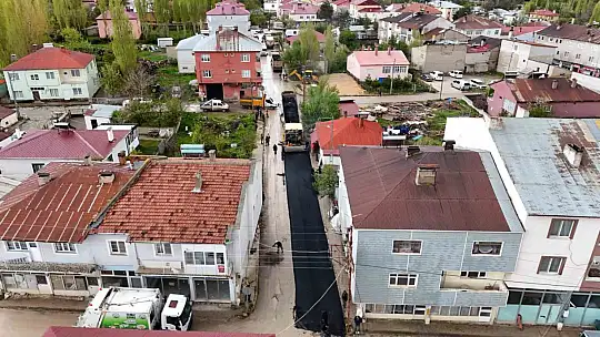 Büyükşehir'den Sarız'daki 1,3 kilometrelik ana arterde yol yapım ve sıcak asfalt çalışması