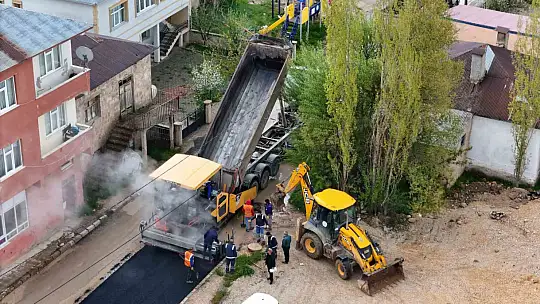 Büyükşehir'den Sarız'daki 1,3 kilometrelik ana arterde yol yapım ve sıcak asfalt çalışması
