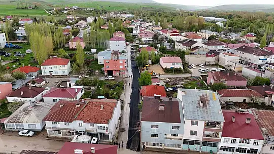 Büyükşehir'den Sarız'daki 1,3 kilometrelik ana arterde yol yapım ve sıcak asfalt çalışması