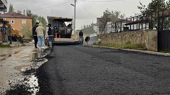 Büyükşehir'den Sarız'daki 1,3 kilometrelik ana arterde yol yapım ve sıcak asfalt çalışması