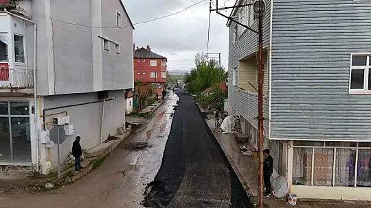 Büyükşehir'den Sarız'daki 1,3 kilometrelik ana arterde yol yapım ve sıcak asfalt çalışması