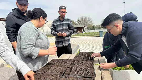 Büyükşehir'den üniversite öğrencilerine uygulamalı organik tarım eğitimi