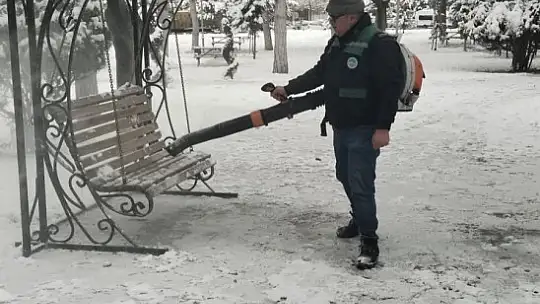 Büyükşehir ekiplerinden kaldırım ve parklarda yoğun mesai