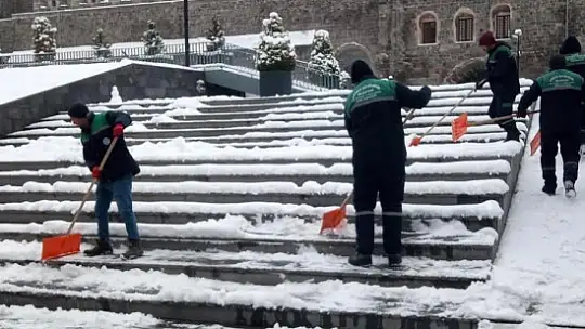 Büyükşehir ekiplerinden kaldırım ve parklarda yoğun mesai