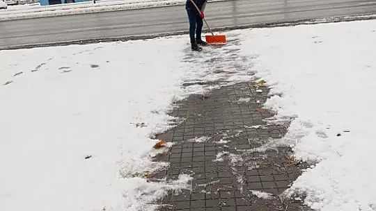 Büyükşehir ekiplerinden kaldırım ve parklarda yoğun mesai