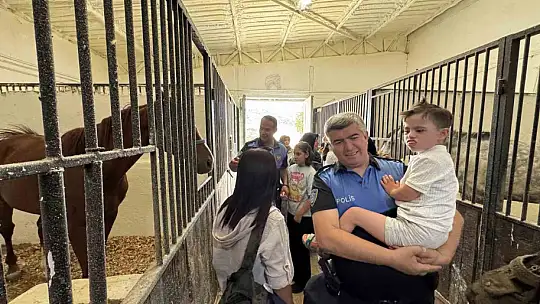 Büyükşehir Engelsiz Çocukevi'nin özel konukları, Atlı Polis Grup Amirliği'ne konuk oldu