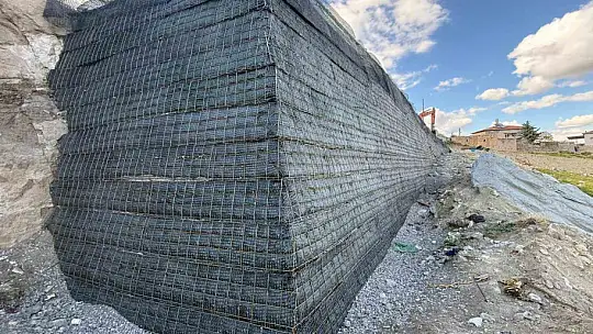 Büyükşehir, heyelan yaşanan Yeşilhisar Akköy Mahallesi'nde geoduvar yapımına başladı