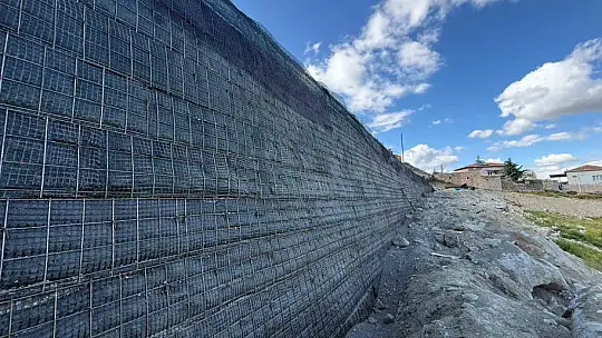 Büyükşehir, heyelan yaşanan Yeşilhisar Akköy Mahallesi'nde geoduvar yapımına başladı