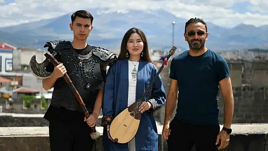 Büyükşehir ile Kayseri Kalesi'nde Kazak ezgileri yükseldi