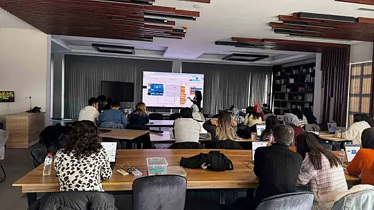 Büyükşehir'in Bilişim Akademisi'nden öğretmen adaylarına robotik kodlama eğitimi