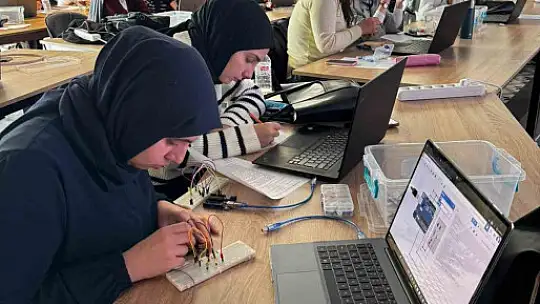 Büyükşehir'in Bilişim Akademisi'nden öğretmen adaylarına robotik kodlama eğitimi