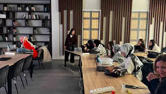 Büyükşehir'in Bilişim Akademisi'nden öğretmen adaylarına robotik kodlama eğitimi