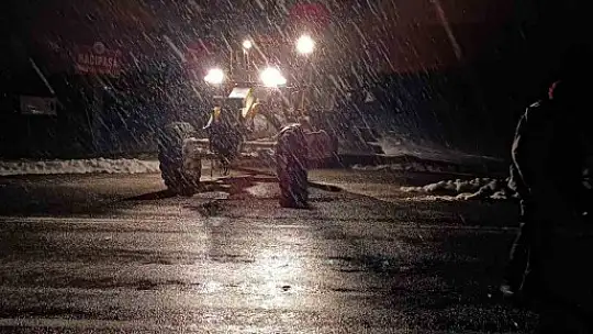 Büyükşehir'in kırsalda karla mücadelesi etkin şekilde sürüyor