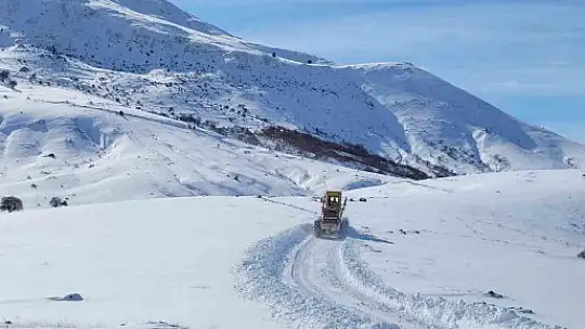 Büyükşehir'in kırsalda karla mücadelesi etkin şekilde sürüyor