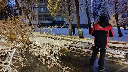 Büyükşehir İtfaiyesi'nden 'kar' mesaisi