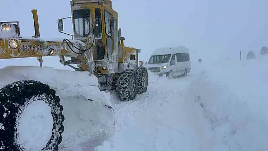 Büyükşehir kardan etkilenen 432 kilometrelik 54 mahalle yolunu ulaşıma açtı