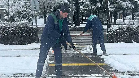 Büyükşehir kardan etkilenen 432 kilometrelik 54 mahalle yolunu ulaşıma açtı