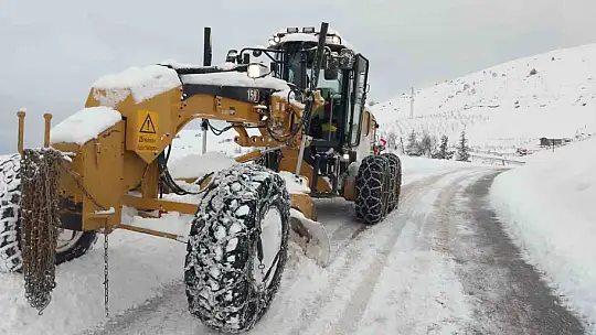 Büyükşehir, kardan kapanan 91 mahalle yolunu ulaşıma açtı